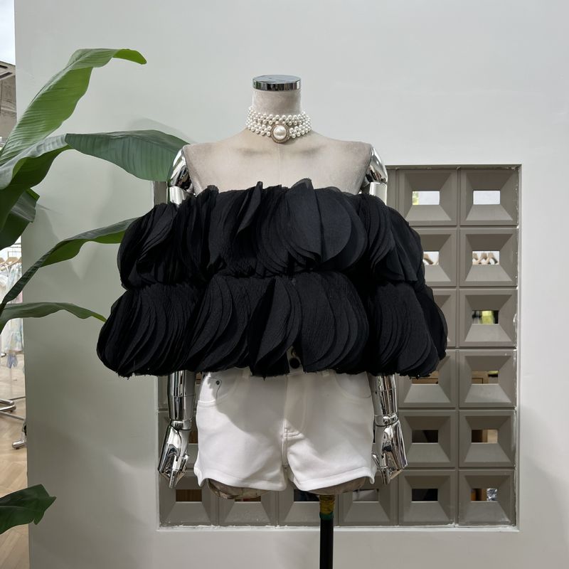 Kadın Giyim Moda Gösterisi Stili Düşük Kesimli Straplez Kısa Üst ve Düz Renk Streç Şort Takımı - Nefes Alabilir Polyester, Rahat Kesim (Beyaz/Kırmızı/Siyah)_voghion.com