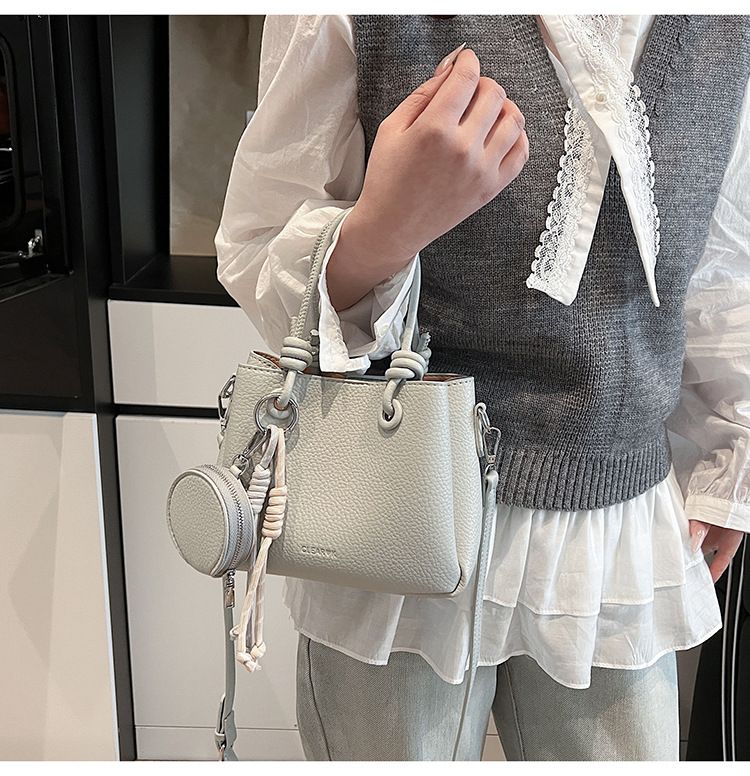 Borsa a mano da pendolare di nicchia alla moda per le donne 2025, nuova borsa a tracolla da donna con tracolla a secchiello e texture semplice_voghion.com