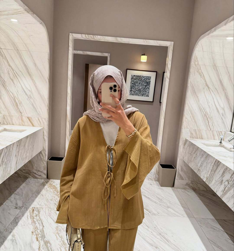 Abbigliamento da donna alla moda, elegante set da salotto da donna di ispirazione araba con maniche a tromba e cravatta - camicetta e pantaloni fluidi con maniche a campana e dettaglio cravatta_voghion.com