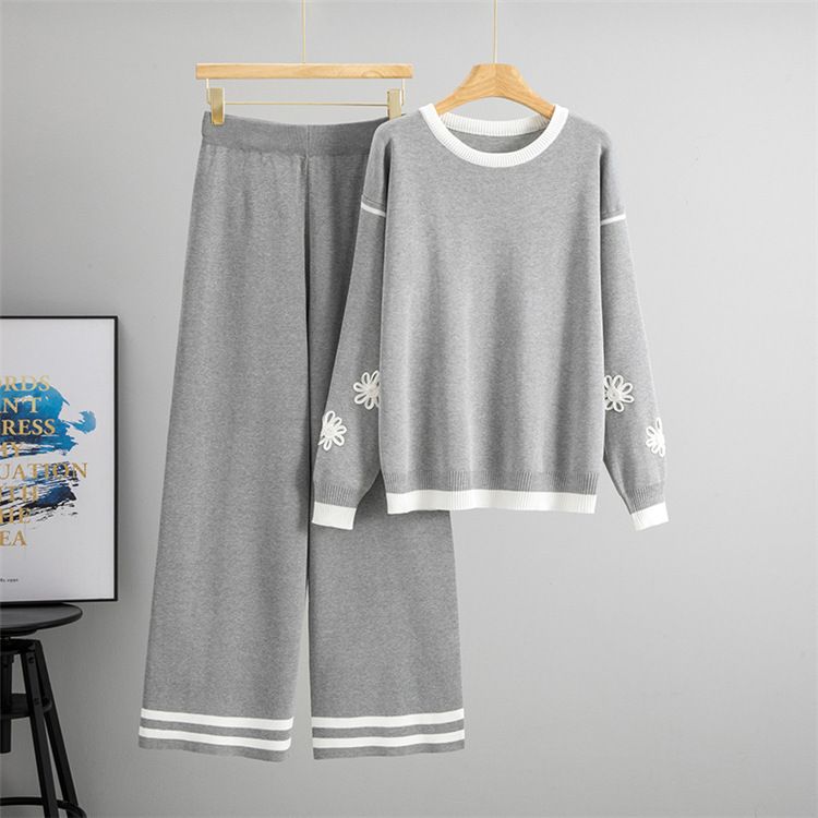 Completo elegante con maglione lavorato a maglia e pantaloni a gamba larga - Ricamo floreale, completo casual chic in due pezzi (disegno a righe e jacquard, misto viscosa e poliestere)_voghion.com