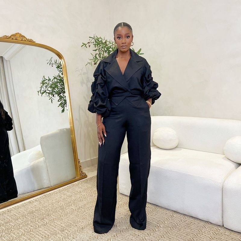 Completo da donna per il pendolarismo: camicetta con ampio risvolto e pantaloni con maniche a pieghe_voghion.com