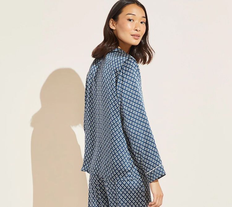 Licht marineblauwe pyjamaset van satijn met vier bladeren voor dames, met herfstmouwen en lange broek. Mode voor thuis._voghion.com