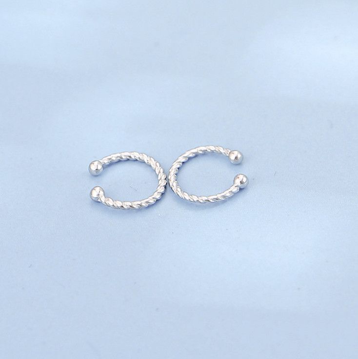 Un paio di orecchini a clip con sfere intrecciate in argento sterling 925 per donna e ragazza PE54_voghion.com