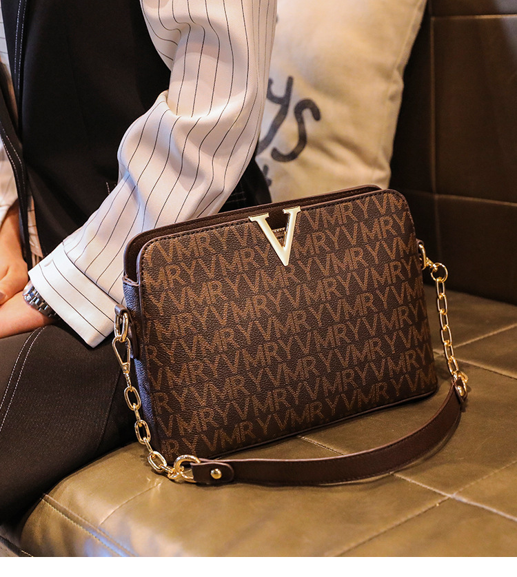 Die neue Damentasche ist eine modische und leicht zu tragende Retro-bedruckte Muscheltasche mit schräger Umhängetasche und Kettenhandtasche_voghion.com