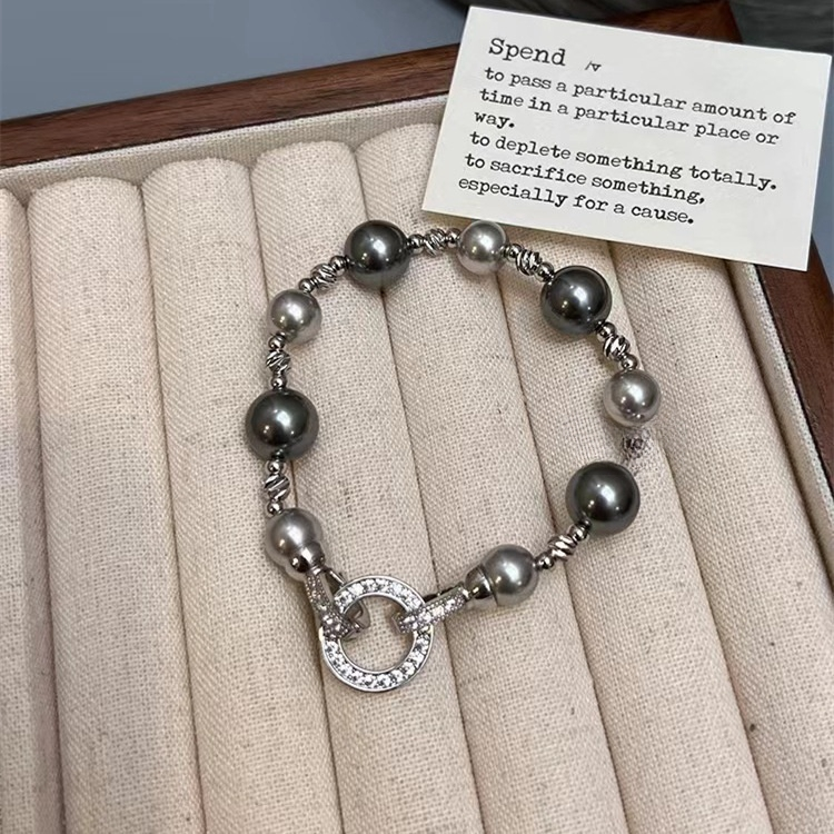 Bracciale di perle di colore misto di Tahiti abbinato a celebrità in stile designer con accessori di design di nicchia retrò di fascia alta e braccialetto di lusso con luce sfumata_voghion.com