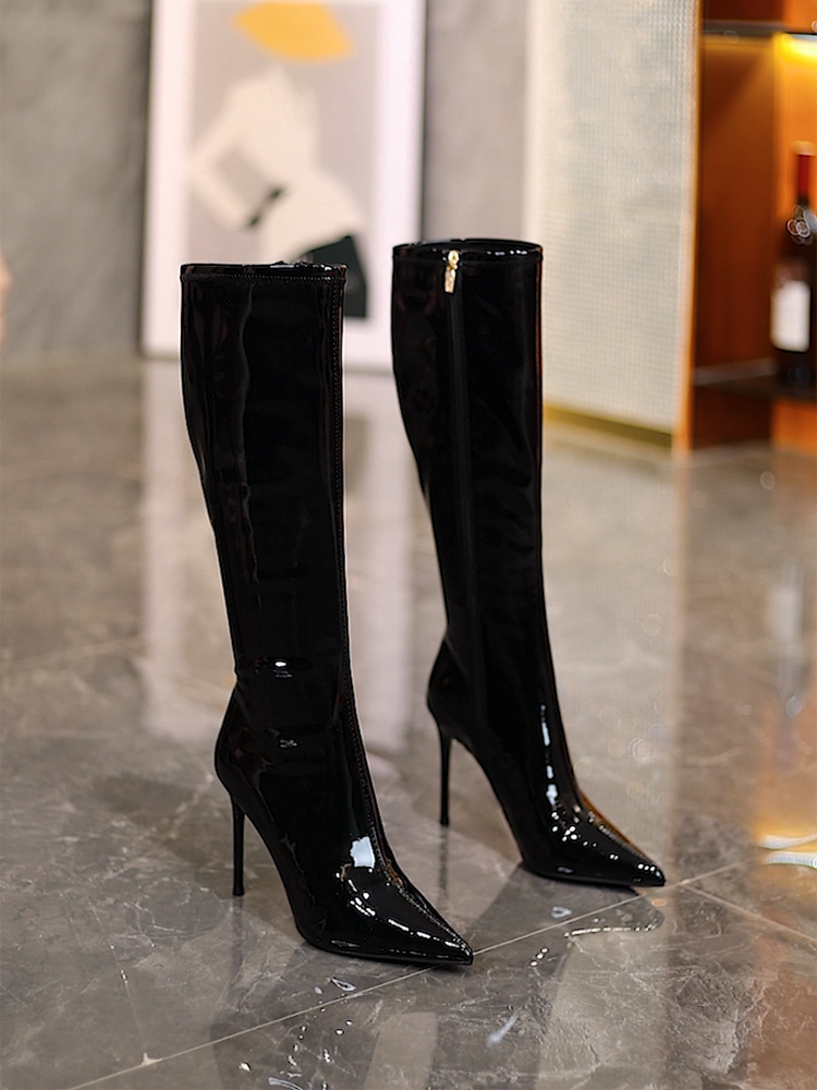 Bota de salto alto com zíper lateral e bico fino em couro envernizado Temperment Wild_voghion.com