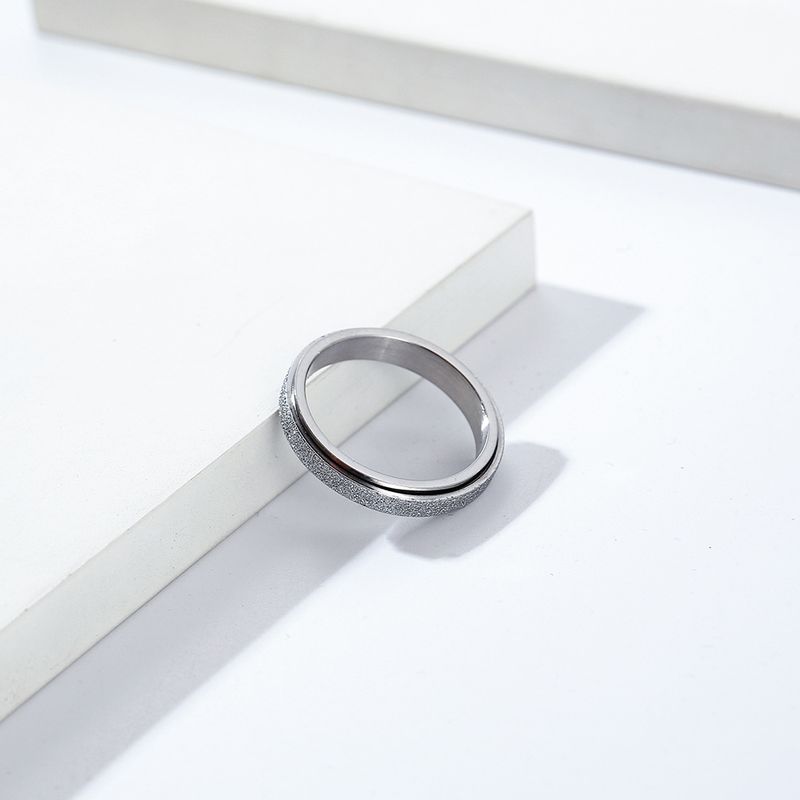 Anello singolo da 4 mm in acciaio al titanio satinato, anello girevole semplice stile neutro per uomo e donna, proposta di matrimonio, gioielli in acciaio inossidabile per le mani_voghion.com