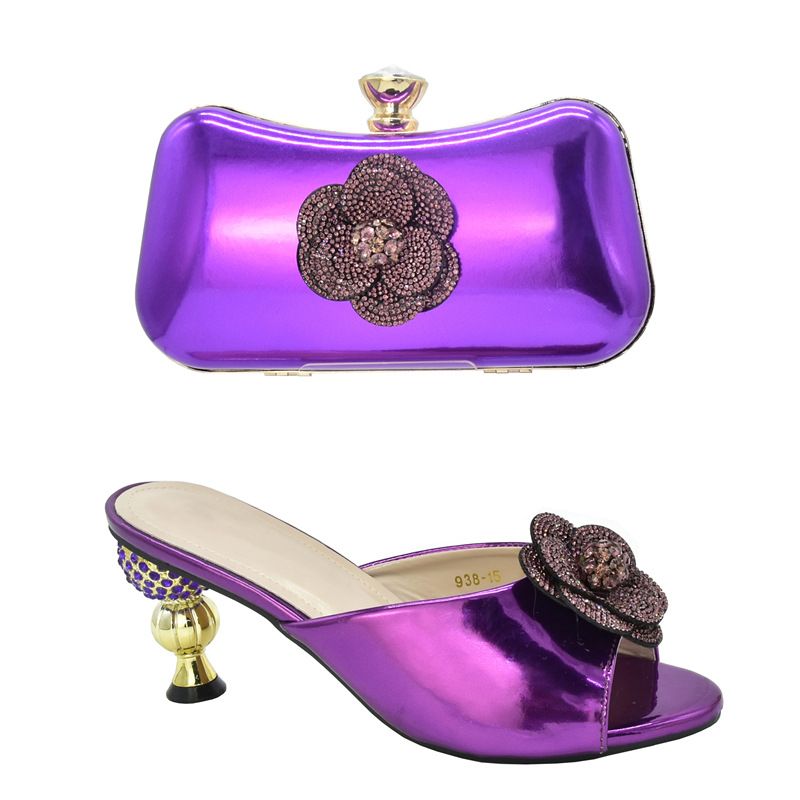 Kombinéiert den Owend mat glänzende Sandalen mat héijen Absätz a ronnem Fëschmond an engem Clutch-Set mat dräidimensionalen Decals_voghion.com