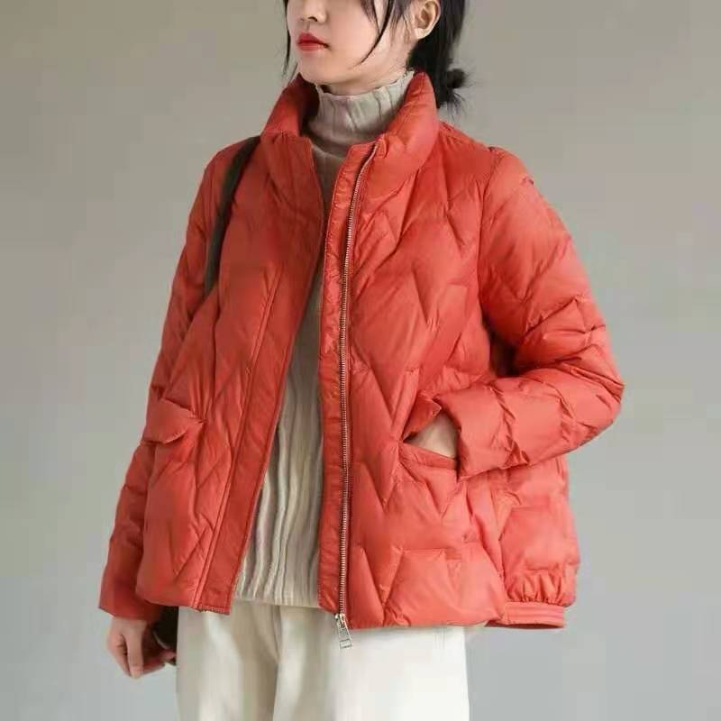 Casaco feminino leve com gola alta e pato branco quente_voghion.com