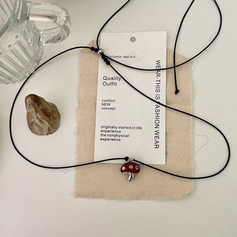 Collana con corda da tirare, stile autunno e inverno, con vernice spray rossa e ciondolo a forma di fungo, da donna, graziosa e squisita, con catena a forma di clavicola._voghion.com
