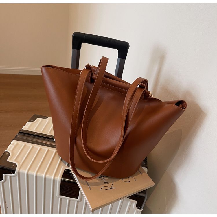 High End And Large Capacity 2023 New Women's Fashionable Commuting Shoulder Student Stylish Tote Bag_voghion.com