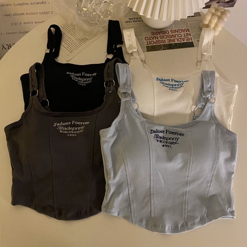 Kuuma tüdruku kevadsärgi tikitud kirjaga kitsas lõige ja rinnahoidjaga ülaosa_voghion.com