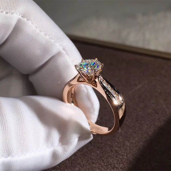 Classico anello di fidanzamento da principessa con 6 griffe in zircone intarsiato e diamanti per donna_voghion.com