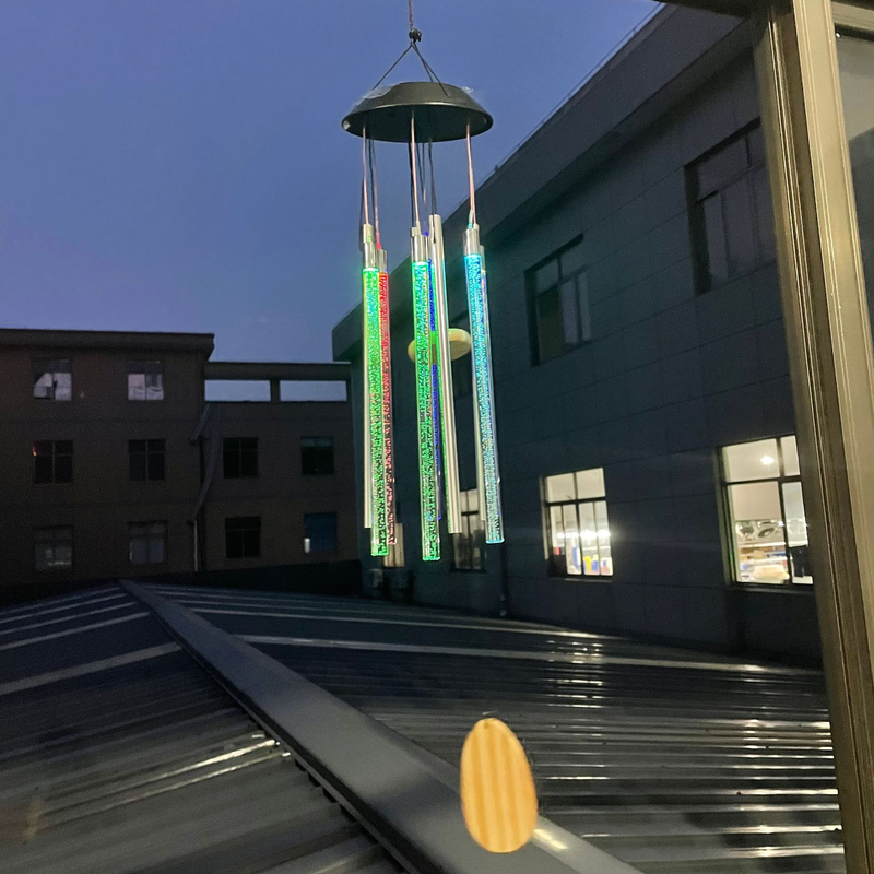 Campanilla de viento de madera y acrílico con energía solar: decoración LED de jardín que cambia de color con diseño giratorio para patios y jardines._voghion.com