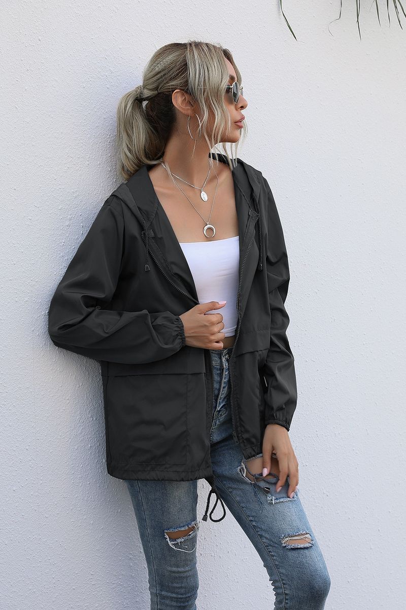 Chaqueta impermeable ligera con capucha y cremallera para mujer para senderismo al aire libre, disponible en stock_voghion.com