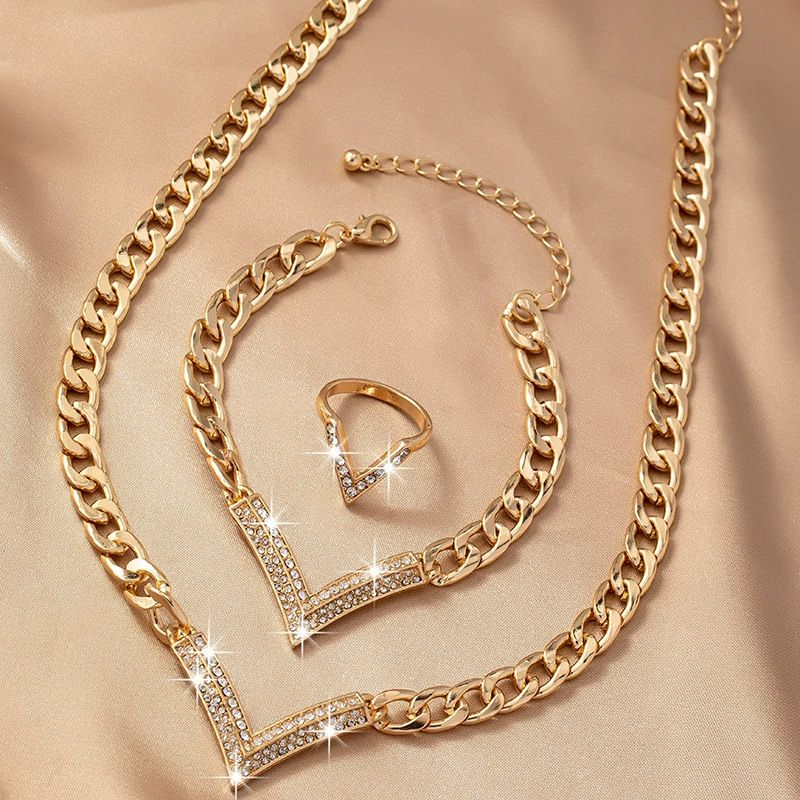 Set di collana, bracciale e anello con design unico a forma di V geometrica per donna con catena a clavicola tempestata di diamanti_voghion.com
