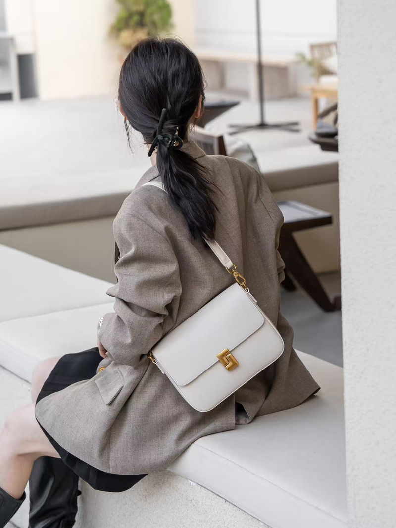 Neue quadratische Mini-Umschlagtasche für Frühjahr/Sommer 2025, minimalistisch und vielseitig, aus echtem Leder, geeignet für den täglichen Weg zur Arbeit, mit einzigartigem_voghion.com