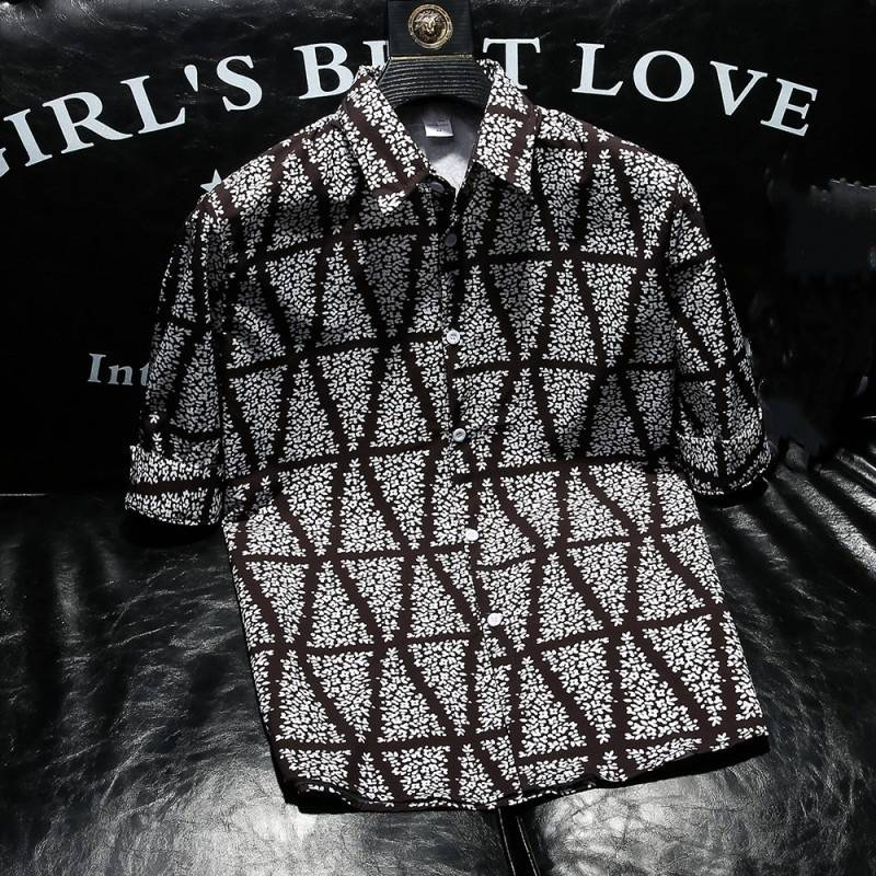 Ein trendiges, modisches und individuell bedrucktes Halbarmshirt für den Sommer, ein dünnes, figurbetontes und cooles Herrenshirt_voghion.com