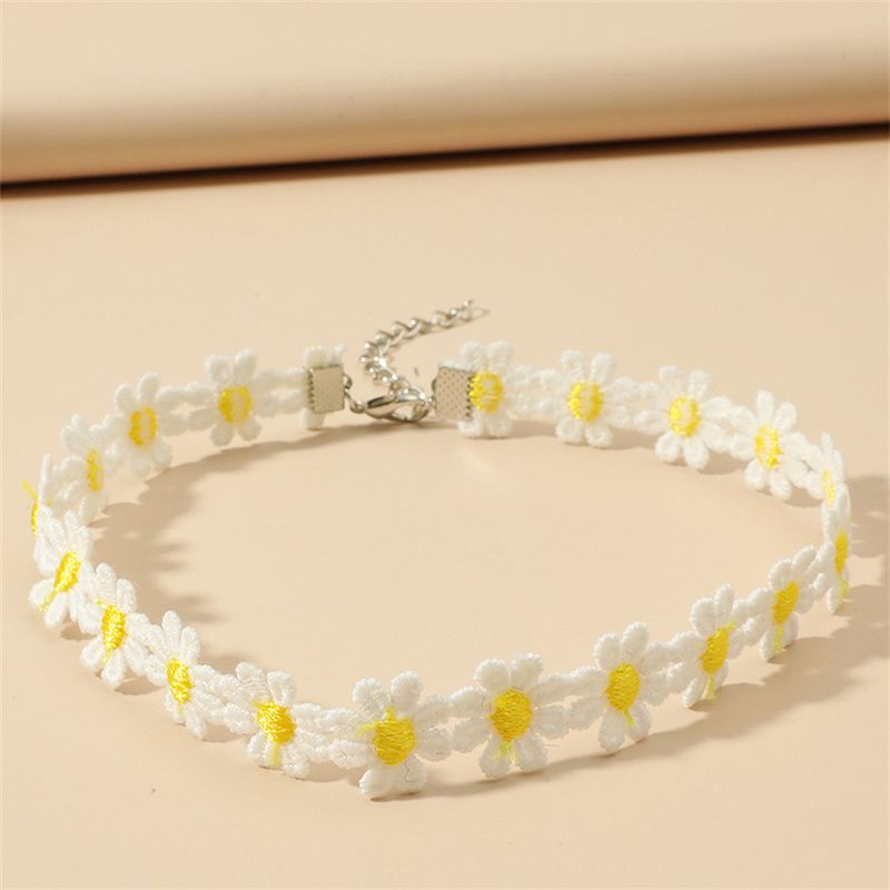 Collana con dolce margheritina, collana corta ricamata fresca, semplice decorazione con crisantemo e girasole_voghion.com