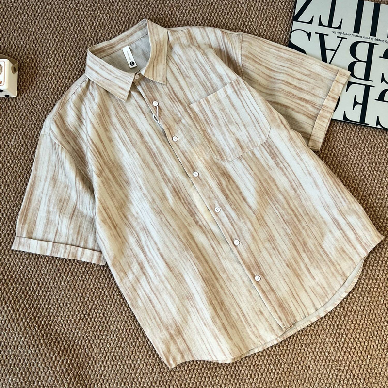Una camicia estiva da uomo a maniche corte in tessuto Tencel con strisce retrò e una camicia ampia color sale francese_voghion.com