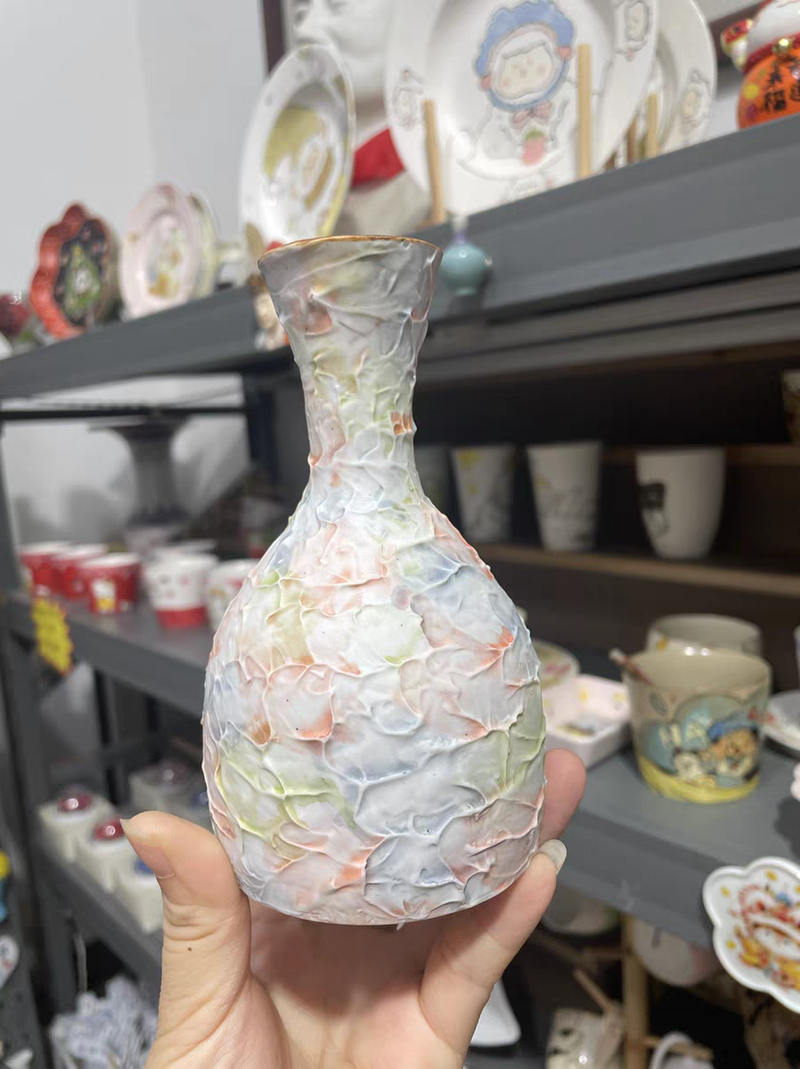 Jingdezhen Handbemalte, gedrehte und gebrannte kleine Keramikvase, Ornament, für den Schreibtisch, eisförmige Vase_voghion.com