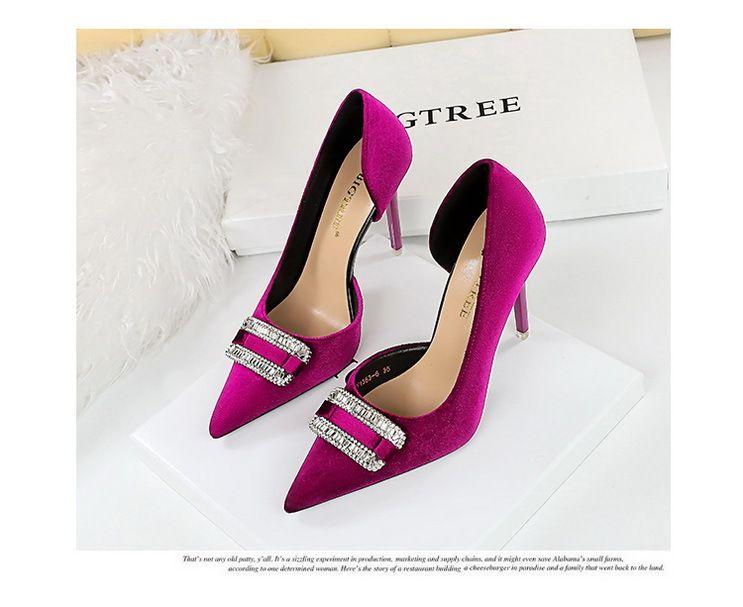 1363-K76 Bankett Damen verdicktes Wildleder flacher Mund spitze Seite hohl Ultra High Heels Wasser Diamant Schnalle Single_voghion.com