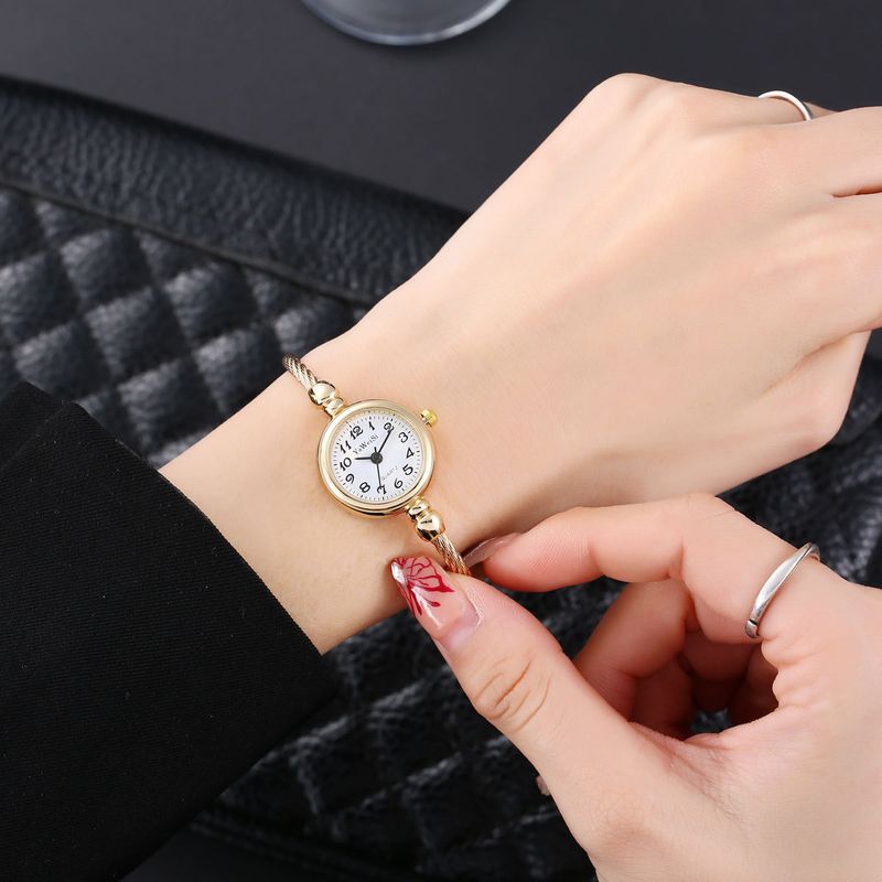 Damenuhren Offene goldene Armbanduhr Kleines Zifferblatt Stahldraht Kleine Zarte Kleine Frische Uhr Goldene Damenuhr_voghion.com