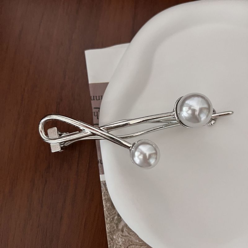 Minimalistische Haarspangen aus Metall im neuen Stil mit zwei Perlen für den Hinterkopf von Frauen, mit einem stylischen Haarband mit Drehclip_voghion.com