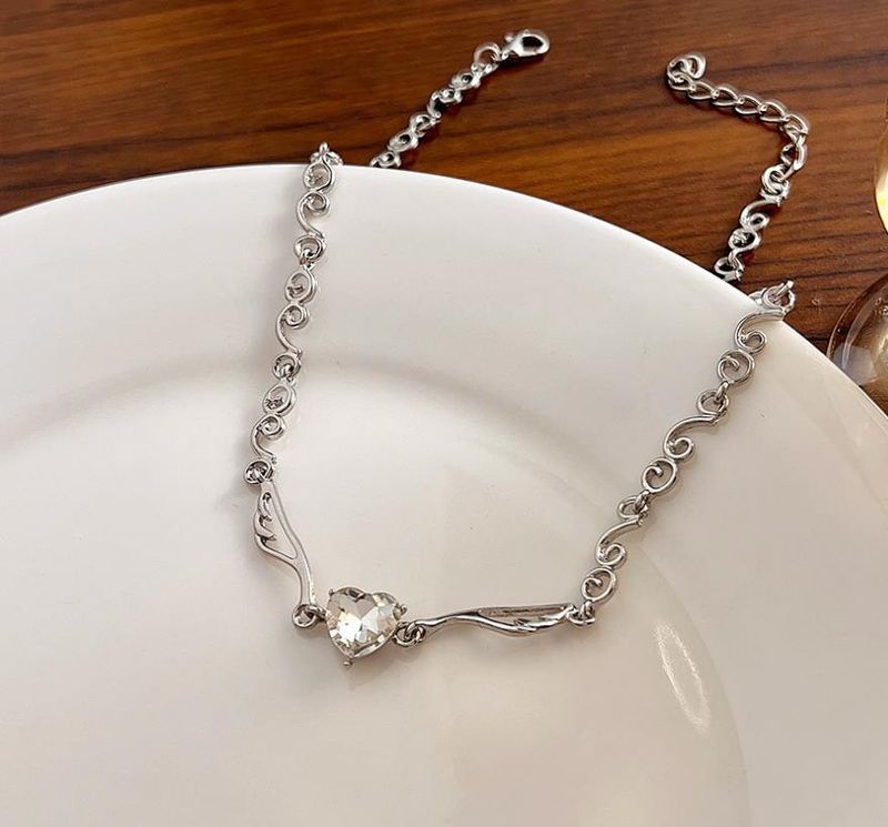 Nuovi arrivi 2025 Collana girocollo color argento per ragazza e donna con cuore, collana alla moda irregolare, gioielli alla moda all'ingrosso_voghion.com