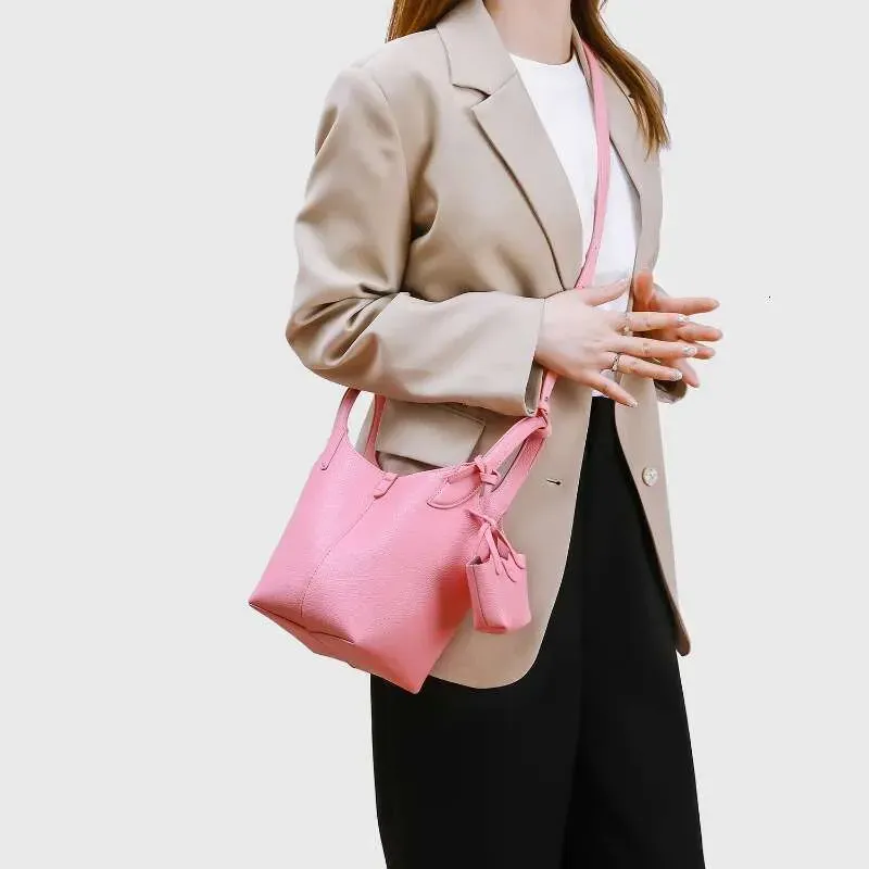 Designer 2025 Fashion Women Casual Bucket Shoulder Large Capacity And Adjustable Strap Daily Use Crossbody Tote Handbags_voghion.com