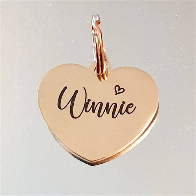 Placa de identificación para perro y gato de acero inoxidable con diseño de mariposa en oro rosa y corazón, grabada a láser en varios colores y fuentes._voghion.com