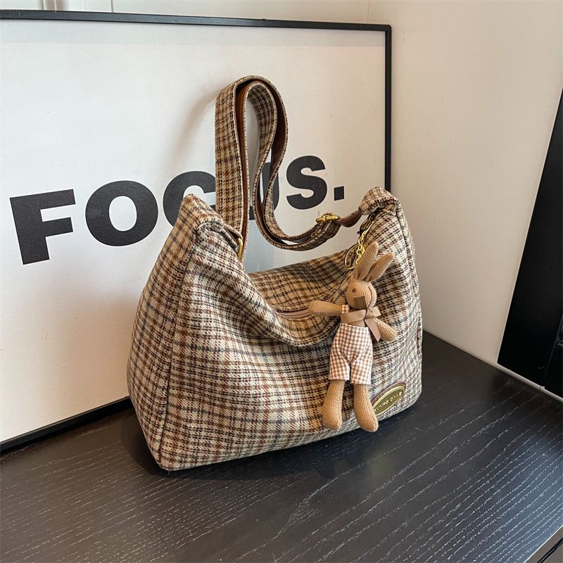 Nuova borsa a tracolla in stile americano per donna, borsa a tracolla in lana scozzese autunnale e invernale, zaino per ragazze alla moda di nicchia_voghion.com