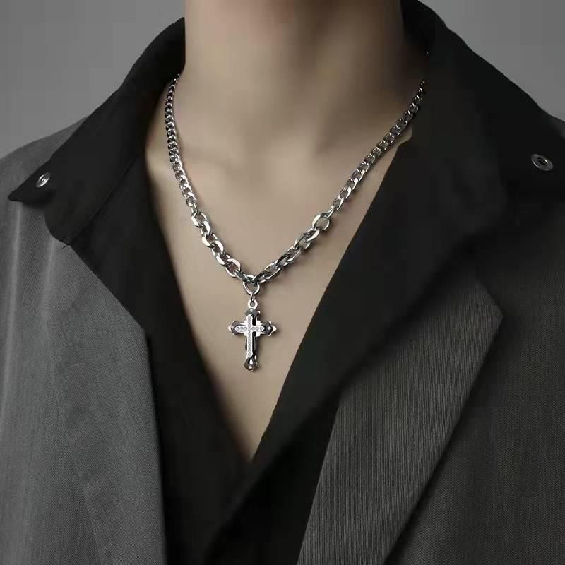 Collana da donna con orso dolce e violento, design di nicchia, catena per felpa con croce avvolta, accessori autunno inverno per_voghion.com