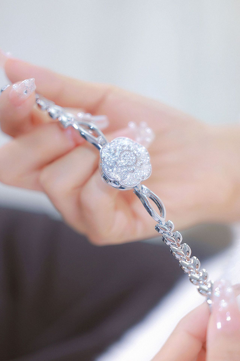 Lussuoso orologio da polso vintage da donna con fondello aperto: un regalo per la persona amata durante i festival._voghion.com