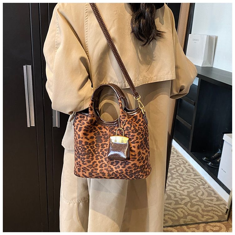 Leopardenmuster für Damen 2024 Herbst neue trendige Mode Schulter koreanische Version Nischendesign Achseltasche_voghion.com