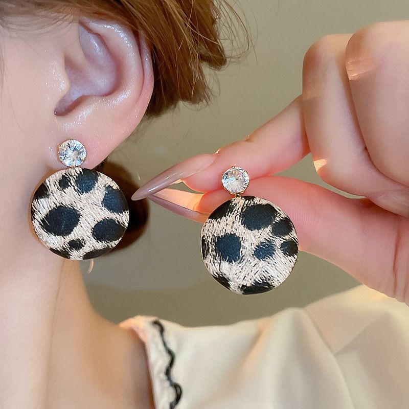 Boucles d'oreilles à tige polyvalentes en forme de cercle géométrique à imprimé léopard avec aiguille argentée_voghion.com