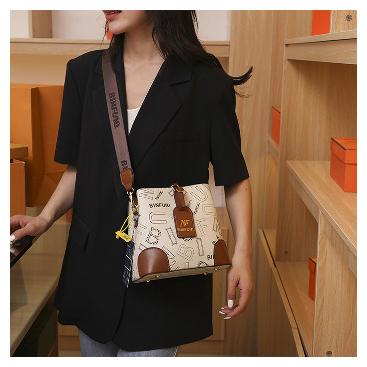 2024 New Good Style Retro Simple Versatile Large Capacity One Shoulder Crossbody Bag Casual Handbag Water Bucket Bag for Women_voghion.com
