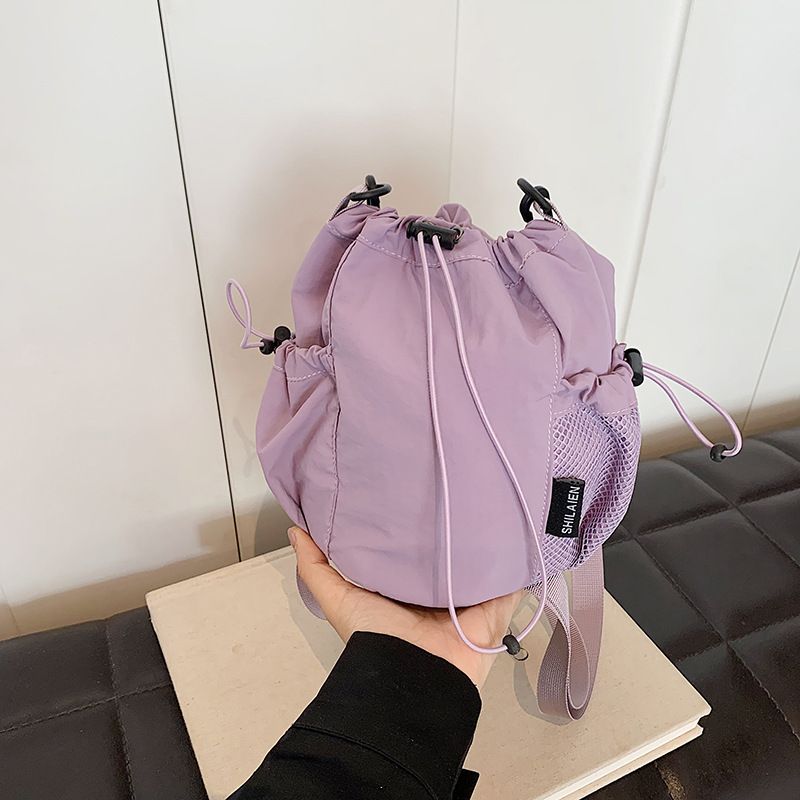 Borsa a secchiello con tracolla e coulisse in nylon con design di nicchia per donna, 2025, nuova moda, super popolare_voghion.com
