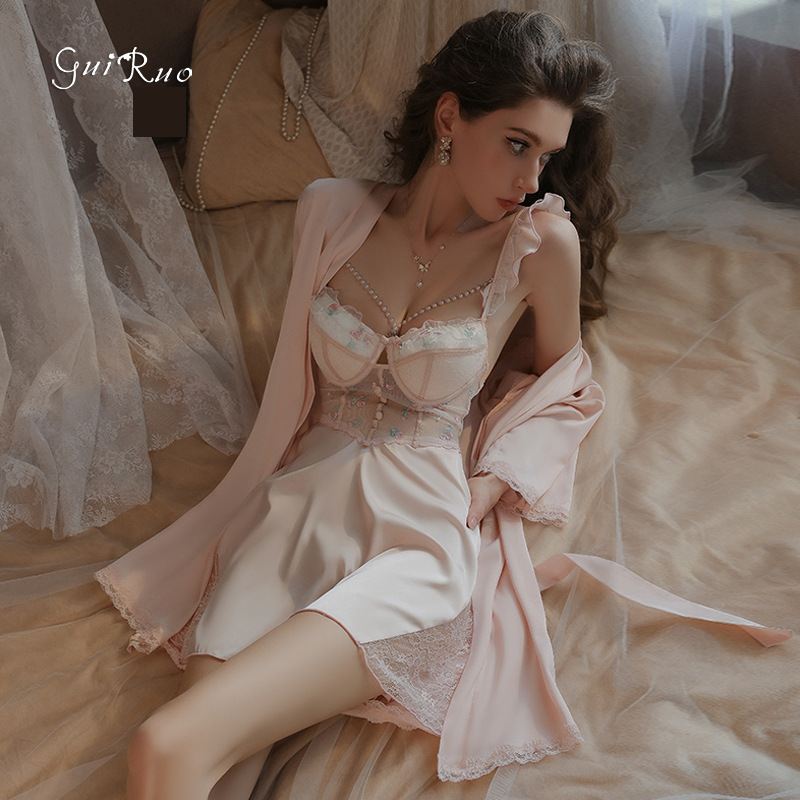 Unterwäsche & Nachtwäsche: Elegantes Chemise-Nachthemd aus Satin mit Spitzenbesatz, Bügeln und gepolsterter Brustpartie – passendes Set aus Bademantel und Gürtel (mehrere Farben/Größen)_voghion.com