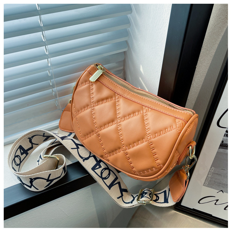 Damentaschen Neu 2023 Frischer Stickgarn-Trend Damentaschen Aolid-Farbdiamanttasche Damen breiter Schultergurt Nischensatteltasche_voghion.com