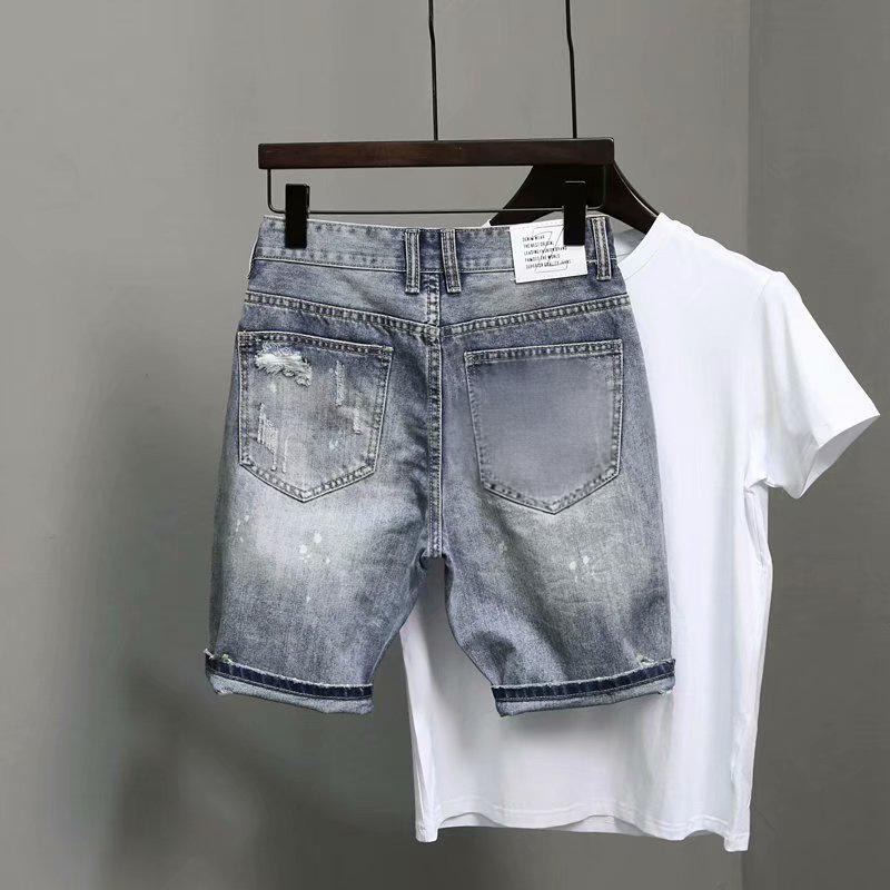 Herrenbekleidung – Slim Fit-Shorts aus Denim mit Lochpatch-Print und ausgefranstem Schnitt_voghion.com