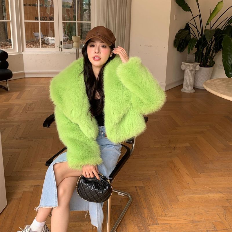 Leuchtend grüne Jacke aus Kunstfuchspelz – koreanisch inspirierter flauschiger Kurzmantel für Damen_voghion.com