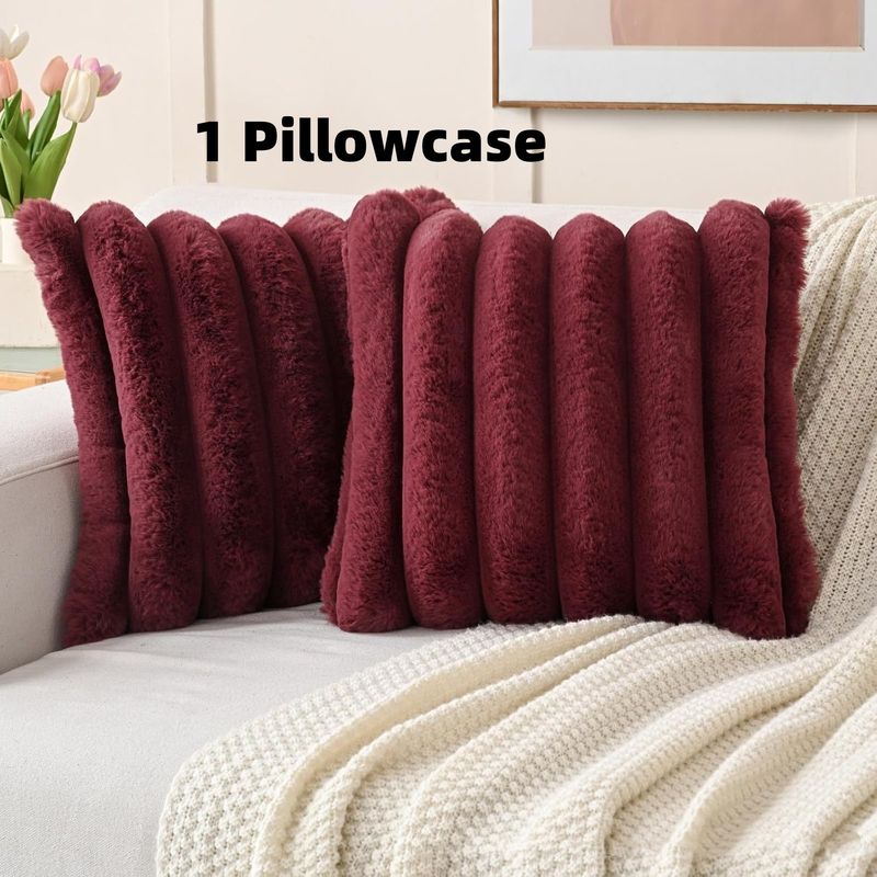 La federa è un semplice cuscino quadrato per la decorazione del divano di casa_voghion.com