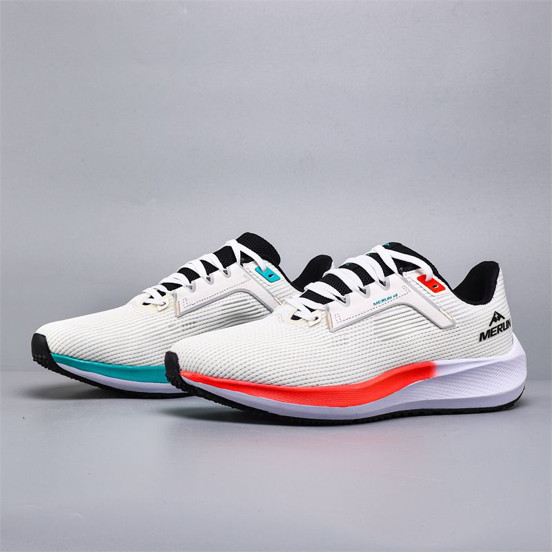 Los zapatos deportivos de malla están hechos de material transpirable y ofrecen un ajuste cómodo y versátil._voghion.com