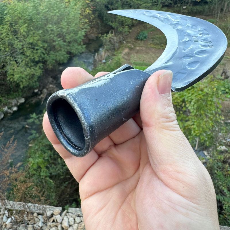 Falcetto forgiato a mano – Lama a forma di luna ad alta durezza per lavori agricoli, disboscamento e taglio della legna (manico lungo, lama da 180 mm)_voghion.com
