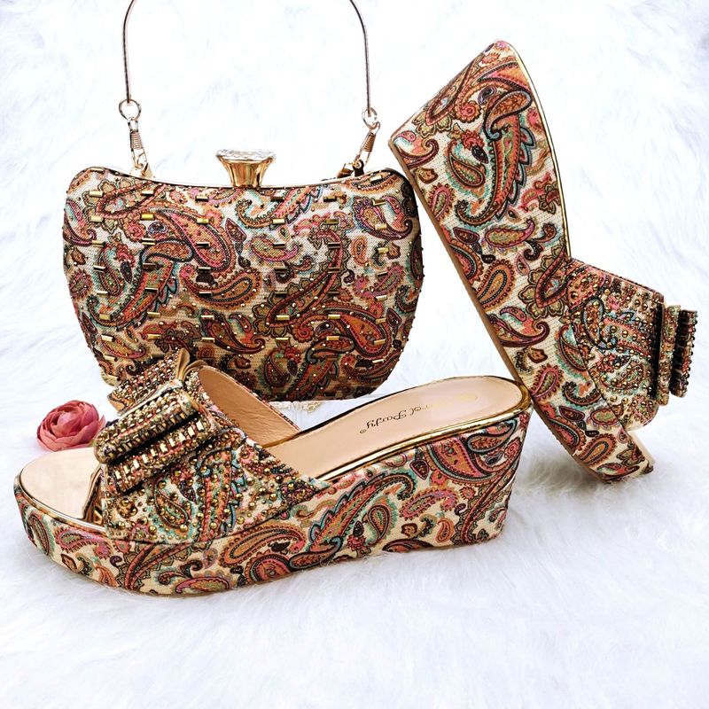 Tragen Sie stilvolle Abendschuhe mit bequemen Keilabsätzen und ein Mini-Clutch-Bankett-Set für Hochzeiten_voghion.com