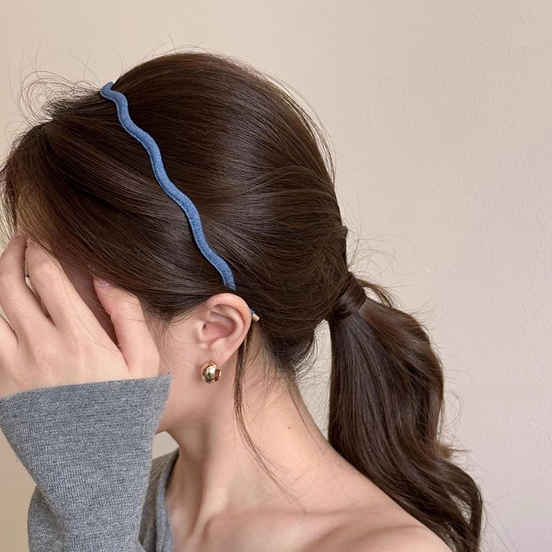 Fascia per capelli ultrasottile in denim ondulato, per le donne che desiderano creare un temperamento semplice e versatile, caratterizzata da capelli pressati con una nuova moda_voghion.com