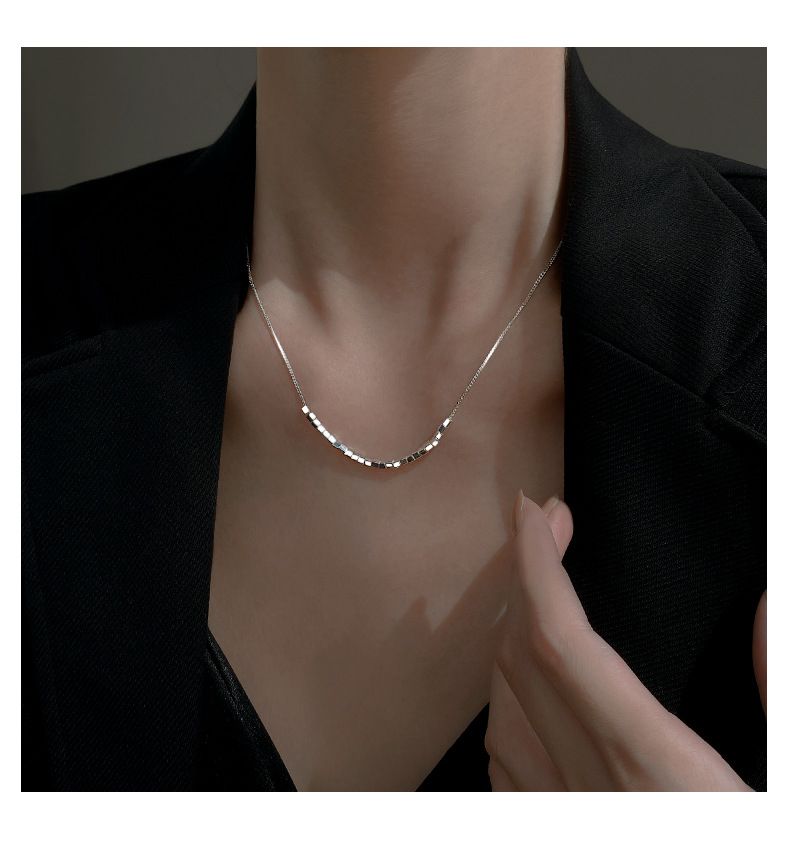 Collier petit cube en argent sterling pour femme, design de niche d'été, style froid simple, chaîne de clavicule géométrique en argent cassé_voghion.com