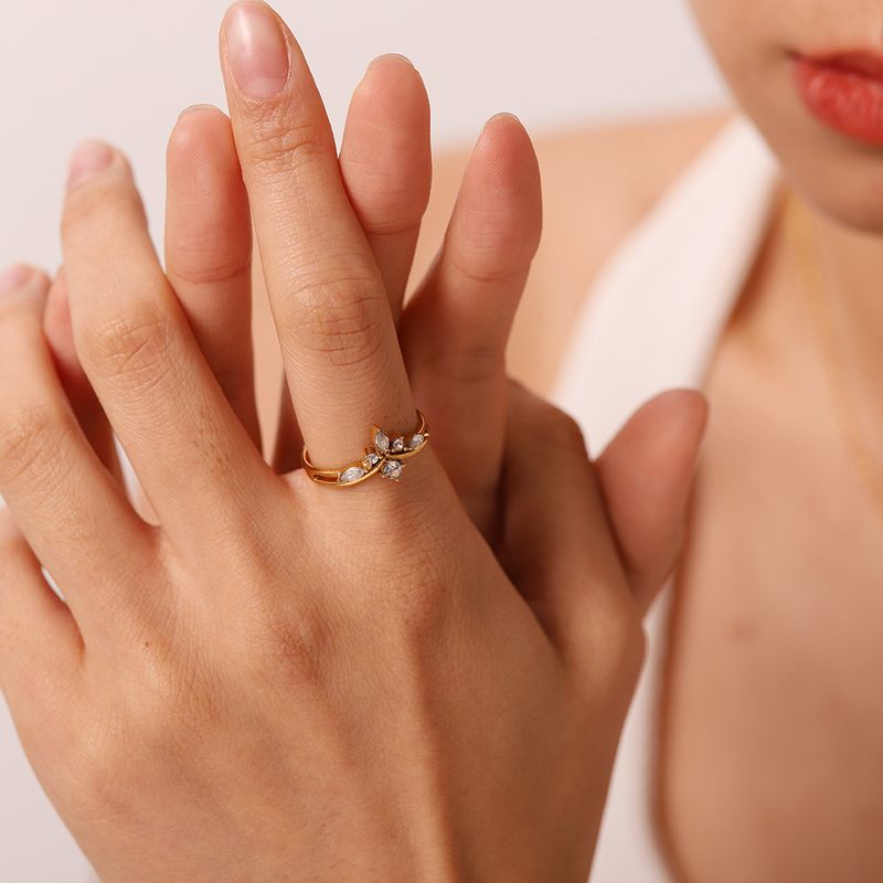 Celebridad de Internet INS con el mismo diseño, anillo de mujer de circonita cúbica blanca irregular bañado en oro de acero inoxidable_voghion.com