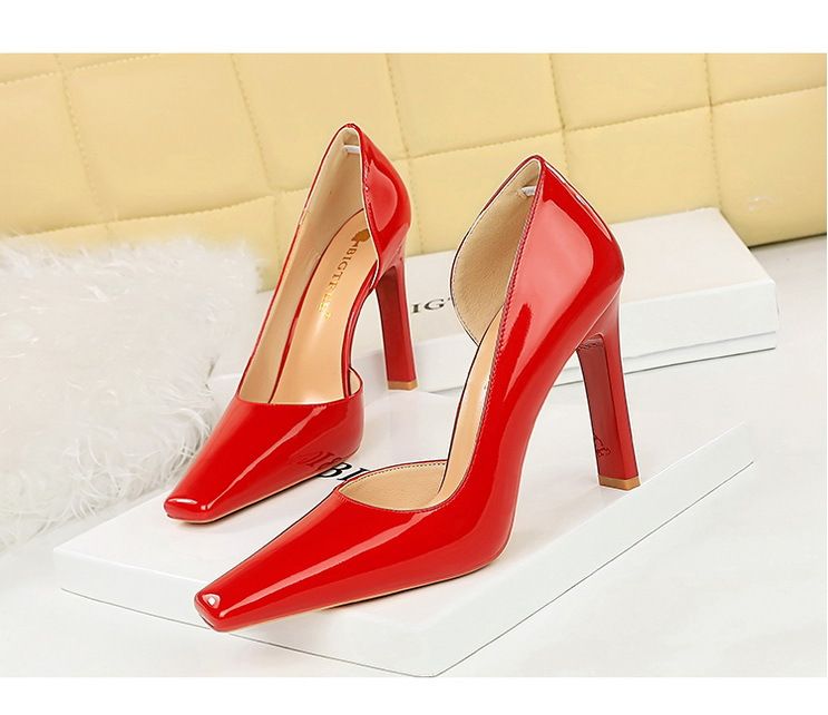Damenschuhe mit dicken Absätzen, superhohen Absätzen, Lackleder und flacher, seitlich ausgehöhlter quadratischer Spitze_voghion.com